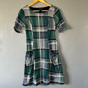 Green pattern dress with pockets size 4 can fit both women’s and juniors